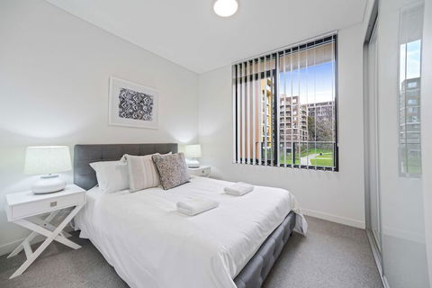 HomeHotel Walking Distance To Train & Westfield - Accommodation NSW 6