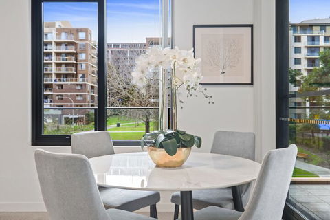 HomeHotel Walking Distance To Train & Westfield - Accommodation NSW 3
