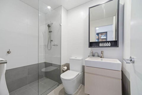 HomeHotel Walking Distance To Train & Westfield - Accommodation NSW 4