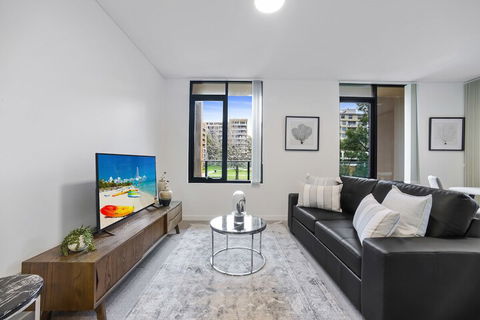 HomeHotel Walking Distance To Train & Westfield - Accommodation NSW 2