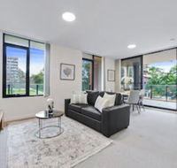 HomeHotel Walking Distance to Train  Westfield - Accommodation NSW