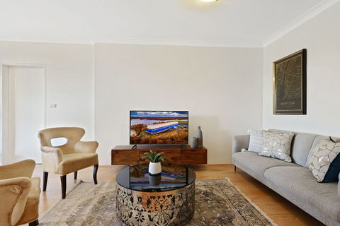 HomeHotel Luxury Close To Train Station - Accommodation NSW 4