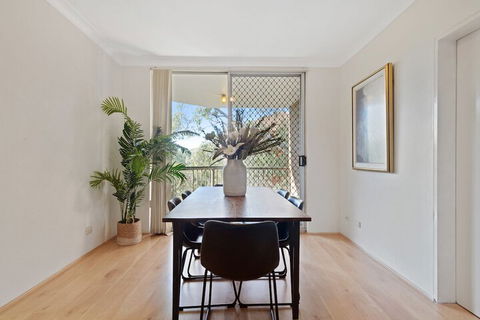 HomeHotel Luxury Close To Train Station - Accommodation NSW 5