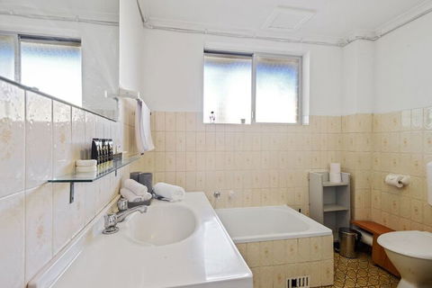 HomeHotel Luxury Close To Train Station - Accommodation NSW 3