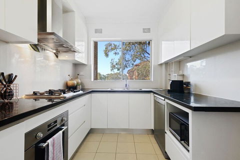 HomeHotel Luxury Close To Train Station - Accommodation NSW 7