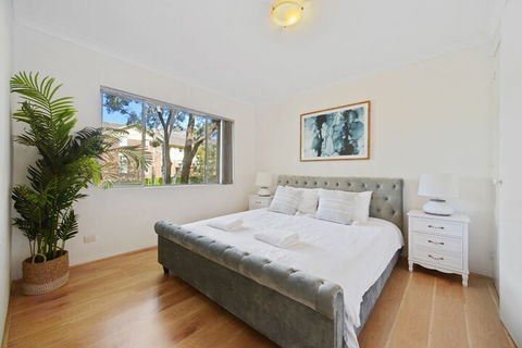 HomeHotel Luxury Close To Train Station - Accommodation NSW 1