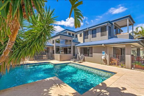 Gold Coast Stunning Waterfront Retreat By Hostrelax - Accommodation NSW 0