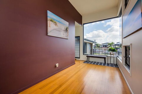 Gold Coast Stunning Waterfront Retreat By Hostrelax - Accommodation NSW 2