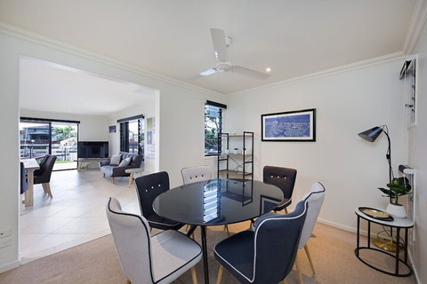 Gold Coast Stunning Waterfront Retreat By Hostrelax - Accommodation NSW 5