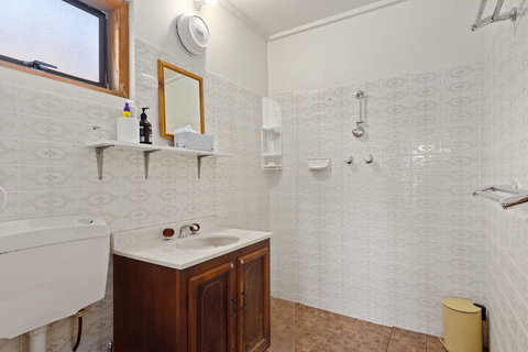 Cliffs End Beach Shack 105 Gold Coast Drive Carrickalinga - Accommodation NSW 5