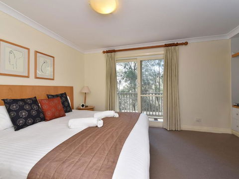 Villa Shiraz Located Within Cypress Lakes - Accommodation NSW 4