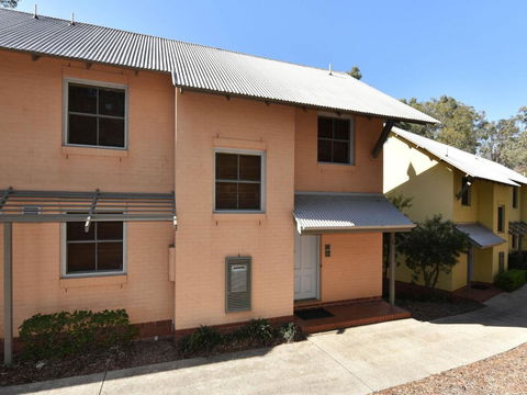Villa Shiraz Located Within Cypress Lakes - Accommodation NSW 5