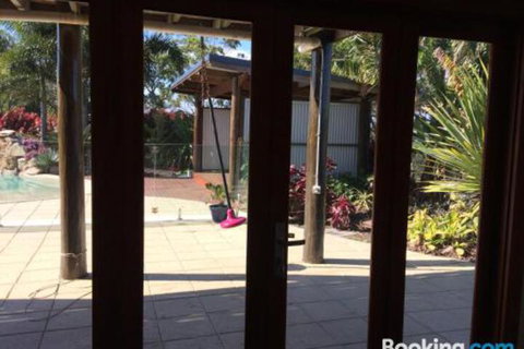 Takura Heights Modern Country Apartment With Pool Access - Accommodation NSW 5