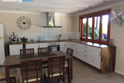Takura Heights Modern Country Apartment With Pool Access - Accommodation NSW 0