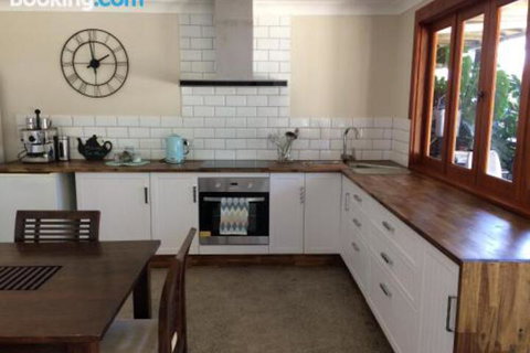 Takura Heights Modern Country Apartment With Pool Access - Accommodation NSW 6