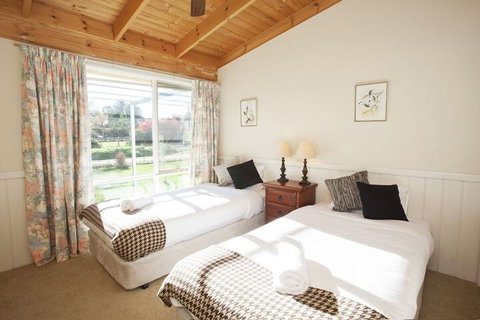 Beechworth Cedar Cottages - Accommodation NSW 4