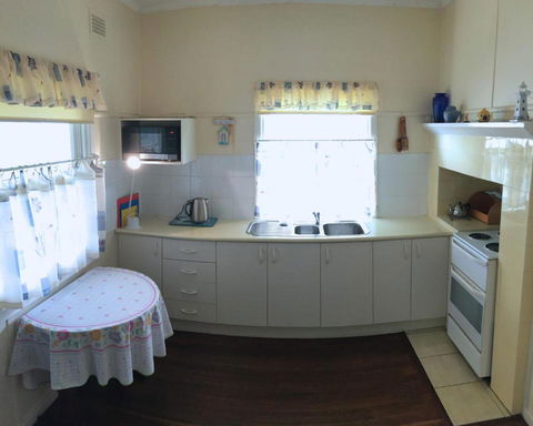 Lorikeet Retreat 11 Hodgson Street - Accommodation NSW 4