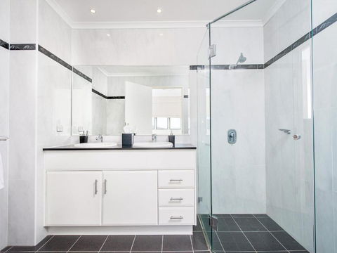 Views Views & More Views Sub Penthouse In Shoal Bay - Accommodation NSW 5