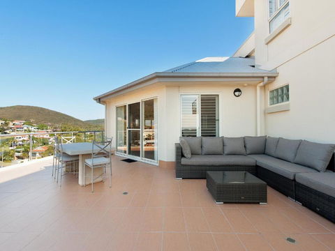 Views Views & More Views Sub Penthouse In Shoal Bay - Accommodation NSW 4