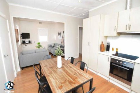 Just Renovated 2BR Cottage In Heart Of Wentworth - Accommodation NSW 4