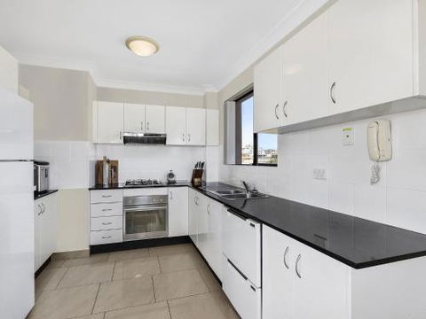 McGirr Penthouse Apartment - Accommodation NSW 2