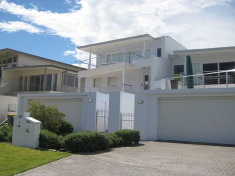 Ultimate Beach House 19a Graham Street Views Peace & Quiet - Accommodation NSW 4