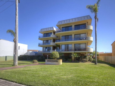 Champagne Court 1 With Water Views - Accommodation NSW 5