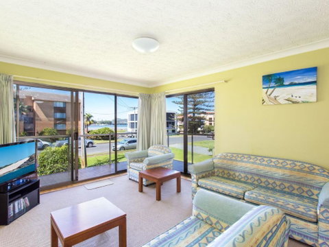Champagne Court 1 With Water Views - Accommodation NSW 4