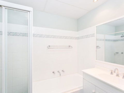 Castillo Del Mar 10 Lake View Roof Terrace With Spa - Accommodation NSW 6