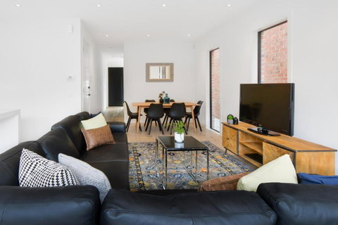 BOUTIQUE STAYS Murrumbeena Place 1 - Accommodation NSW 4