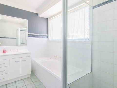 1 / 54 Parkes Airconditioned - Accommodation NSW 4