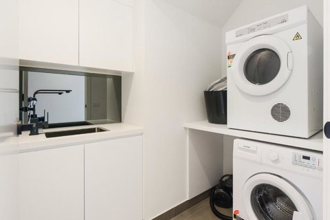 BOUTIQUE STAYS Murrumbeena Place 2 - Accommodation NSW 4