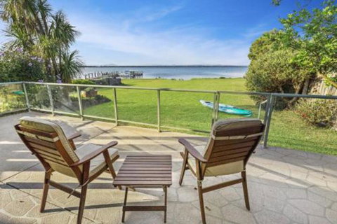 Eagle Point Getaway Waterfront Serenity! - Accommodation NSW 0