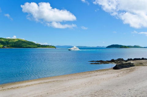 Yacht Club Villa 33 Serenity 4 Bedroom 4 Bathroom House Ocean Views 2 Buggies - Accommodation NSW 5