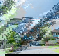 Designed Home Of Ultimate Convenience In Gordon - Accommodation NSW