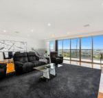 BENGALEE EXECUTIVE TOWNHOUSE MODERN  STYLISH - Accommodation NSW