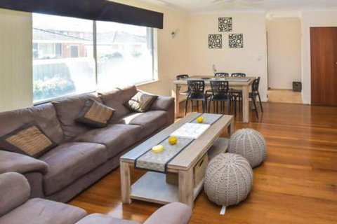 1 / 33 Wharf Street - Accommodation NSW 0