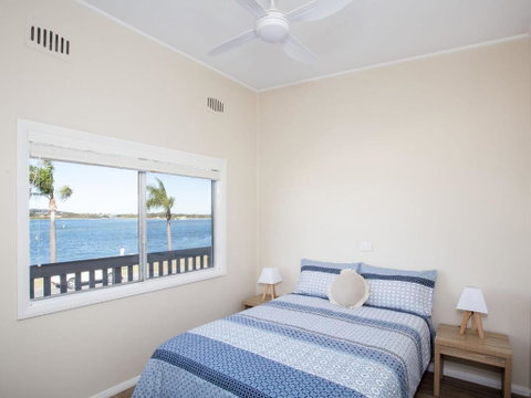 Lakeside Flats 1 - Accommodation NSW 2