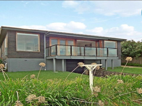 Prime Position Across From Seven Mile Beach - Accommodation NSW 2