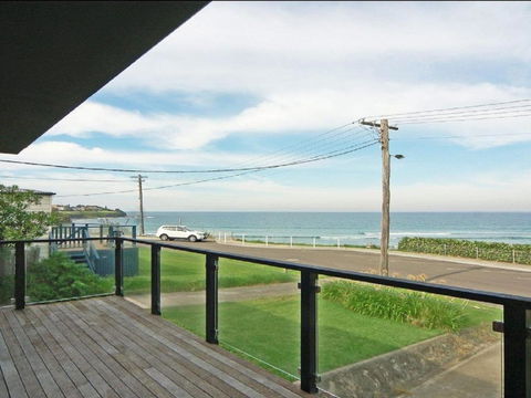 Prime Position Across From Seven Mile Beach - Accommodation NSW 3