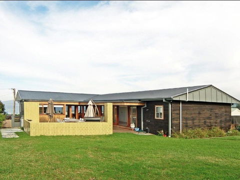 Prime Position Across From Seven Mile Beach - Accommodation NSW 6
