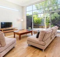 PALM COURT RETREAT MORNINGTON - Accommodation NSW