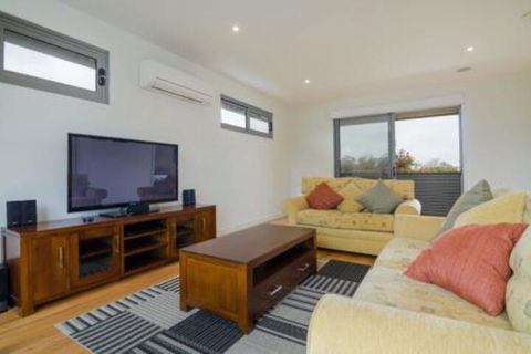 PIER 55 DROMANA... - Accommodation NSW 6