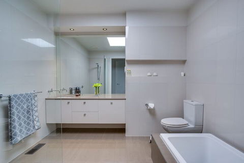 Kalina Retreat Tennis & Pool - Accommodation NSW 7