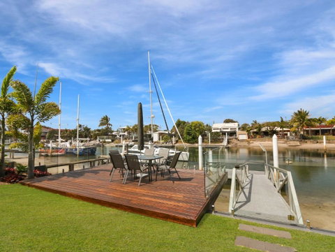 WATERFRONT HOME BORDERING MOOLOOLABA - Accommodation NSW 6