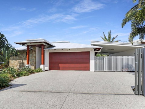 WATERFRONT HOME BORDERING MOOLOOLABA - Accommodation NSW 2