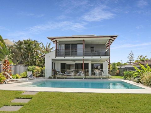 WATERFRONT HOME BORDERING MOOLOOLABA - Accommodation NSW 4