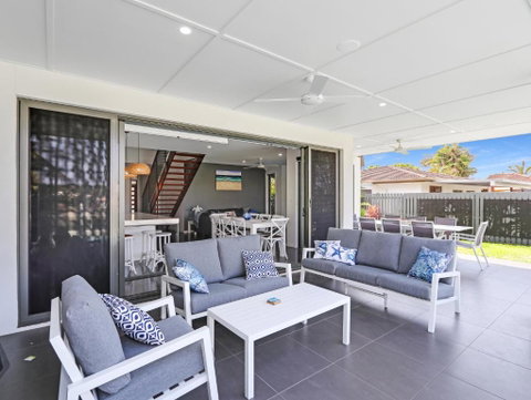 WATERFRONT HOME BORDERING MOOLOOLABA - Accommodation NSW 3
