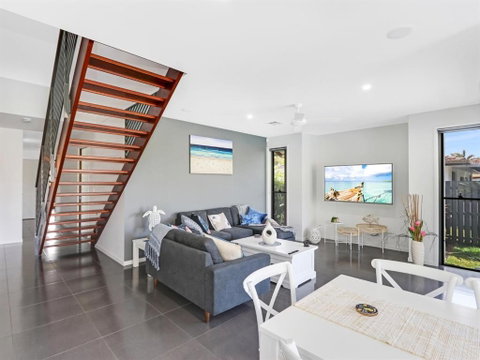 WATERFRONT HOME BORDERING MOOLOOLABA - Accommodation NSW 5