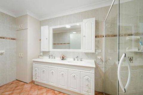 Burkeys 5 Main Street - Accommodation NSW 3